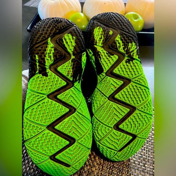 Nike 2018 Kyrie 4 'Halloween' Green & Black Shoes 4Y Youth - Picture 4 of 4